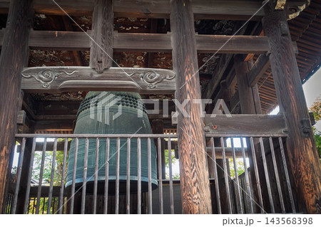 京都、方広寺の鐘楼と梵鐘 143568398