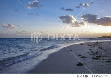 小浜島 夕暮れのビーチ 143568836