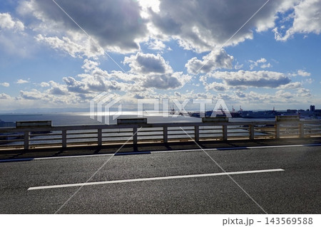阪神高速5号湾岸線(西行)の東神戸大橋から六甲アイランドが見える風景 兵庫県尼崎市 阪神高速5号湾岸線(西行)の東神戸大橋から六甲アイランドが見える風景 兵庫県尼崎市 143569588