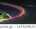夜のレーストラックの光跡 143569620