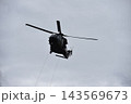 軍用ヘリコプターの飛行 143569673