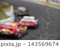 レーストラックでのレーシングカー 143569674