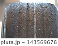 汚れと摩耗したタイヤのクローズアップ 143569676