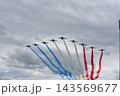 赤白青の煙を出す飛行機編隊 143569677