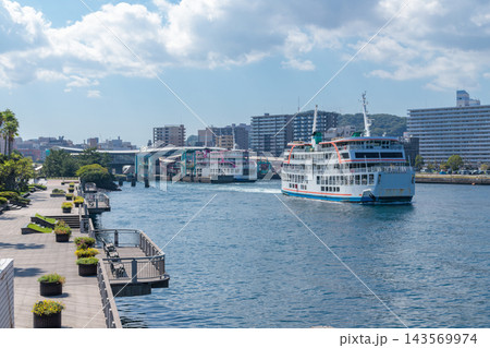鹿児島港のボードウォークから望むフェリーターミナルと夏の市街地 143569974