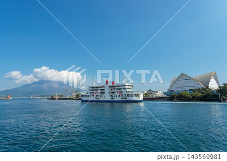 夏の錦江湾を桜島へ向かうフェリーとかごしま水族館の風景 夏の錦江湾を桜島へ向かうフェリーとかごしま水族館の風景 143569981