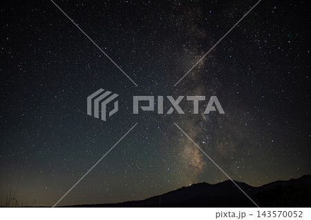 長野県川上村・星降る夜空と山を彩る天の川 長野県川上村・星降る夜空と山を彩る天の川 143570052