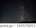 長野県川上村・山のシルエットに昇る天の川 143570053
