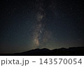 長野県川上村・山並みを照らす壮大な天の川 143570054