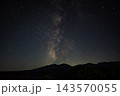 長野県川上村・満天の星と山稜に輝く天の川 143570055