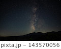 長野県川上村・山の上に広がる天の川と星空 143570056