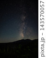 長野県川上村・山から天頂へ伸びる天の川 143570057