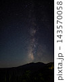 長野県川上村・山稜から立ち上る縦構図の天の川 143570058