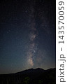 長野県川上村・山頂の上に輝く縦長の天の川 143570059