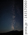 長野県川上村・星空を貫く天の川と山の夜景 143570060