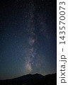 長野県川上村・山頂へ降り注ぐような天の川 143570073
