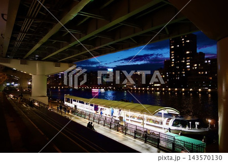 夕暮れ時の美しいマジックアワーに包まれる隅田川テラスと浅草水上バス乗り場の夕景 夕暮れ時の美しいマジックアワーに包まれる隅田川テラスと浅草水上バス乗り場の夕景 143570130