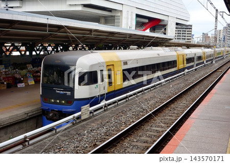 JR両国駅の3番線ホームに停車する255系特急形電車「Boso View Express」と背景の江 JR両国駅の3番線ホームに停車する255系特急形電車「Boso View Express」と背景の江 143570171