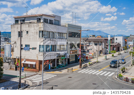 静岡県富士宮市 富士宮駅北口の交差点と街並みをペデストリアンデッキから俯瞰 静岡県富士宮市 富士宮駅北口の交差点と街並みをペデストリアンデッキから俯瞰 143570428