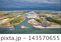 秋空の午後、日本の富山県黒部川扇状地 143570655