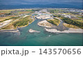 秋空の午後、日本の富山県黒部川扇状地 143570656