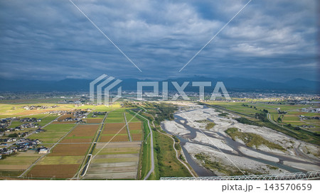 秋空の午後、日本の富山県黒部川扇状地 秋空の午後、日本の富山県黒部川扇状地 143570659