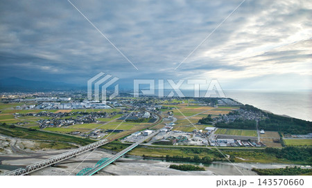 秋空の午後、日本の富山県黒部川扇状地 秋空の午後、日本の富山県黒部川扇状地 143570660