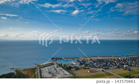 秋空の午後、日本の富山県黒部川扇状地 143570661