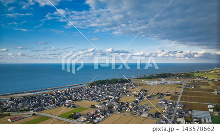 秋空の午後、日本の富山県黒部川扇状地 秋空の午後、日本の富山県黒部川扇状地 143570662