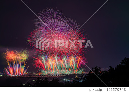 島田市 大井川大花火大会の夜空を埋め尽くす大迫力の打ち上げ花火(静岡県) 島田市 大井川大花火大会の夜空を埋め尽くす大迫力の打ち上げ花火(静岡県) 143570748