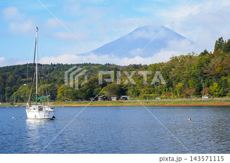 山中湖から見た富士山 143571115