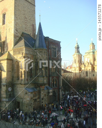 青空の下のチェコ・プラハ旧市街広場と歴史的建造物、天文時計塔 143571278