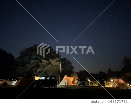 日本一の星空が広がる銀河もみじキャンプ場の夜景(長野県阿智村) 日本一の星空が広がる銀河もみじキャンプ場の夜景(長野県阿智村) 143571721