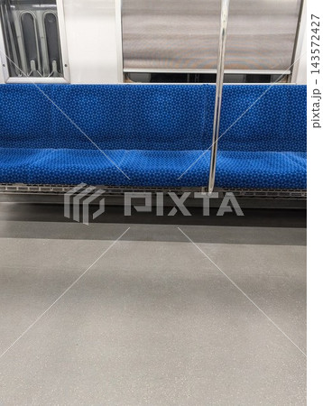 誰もいない電車の車内と青いシート 143572427