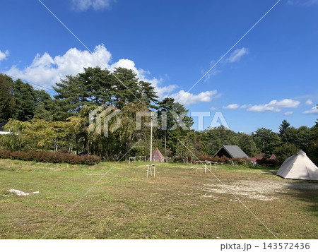 日本一の星空で知られる阿智村・銀河もみじキャンプ場の昼景とテント 日本一の星空で知られる阿智村・銀河もみじキャンプ場の昼景とテント 143572436