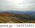 秋の紅葉の栗駒山 143572455
