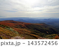 秋の紅葉の栗駒山 143572456
