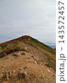 秋の紅葉の栗駒山 143572457
