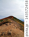 秋の紅葉の栗駒山 143572458