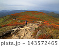 秋の紅葉の栗駒山 143572465