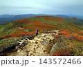 秋の紅葉の栗駒山 143572466