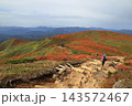 秋の紅葉の栗駒山 143572467