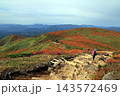 秋の紅葉の栗駒山 143572469