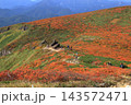 秋の紅葉の栗駒山 143572471