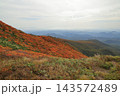 秋の紅葉の栗駒山 143572489