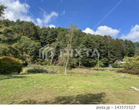 秋晴れの青空と広大な芝生広場が広がる銀河もみじキャンプ場(長野県阿智村) 秋晴れの青空と広大な芝生広場が広がる銀河もみじキャンプ場(長野県阿智村) 143572527