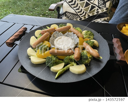 銀河もみじキャンプ場で楽しむマルチグリドルで作るチーズフォンデュ風キャンプ飯（長野県阿智村） 143572597