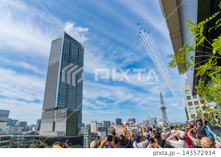 ブルーインパルス、名古屋市上空を展示飛行する〈愛知県名古屋市〉 ブルーインパルス、名古屋市上空を展示飛行する〈愛知県名古屋市〉 143572934