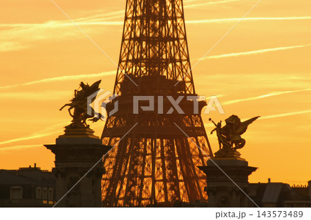 フランス・パリ、コンコルド橋から望む夕焼けとエッフェル塔のシルエット(2019年2月24日) フランス・パリ、コンコルド橋から望む夕焼けとエッフェル塔のシルエット(2019年2月24日) 143573489