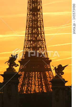 フランス・パリ、コンコルド橋から望む夕焼けとエッフェル塔のシルエット(2019年2月24日) フランス・パリ、コンコルド橋から望む夕焼けとエッフェル塔のシルエット(2019年2月24日) 143573490